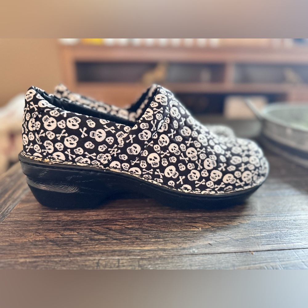 NWOB b.ø.c. Born Concept Skull Print Clogs Comfort Shoes Size 11M